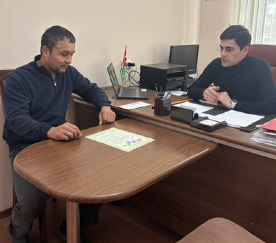 Изрображение 'В Абхазии наградили узбекистанца, вынесшего ветерана из горящей квартиры'