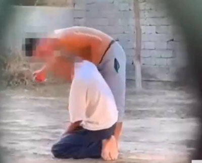 'Otasini ayovsiz kaltaklab, uning o‘limiga sabab bo‘lgan erkak qamaldi.'ning rasmi