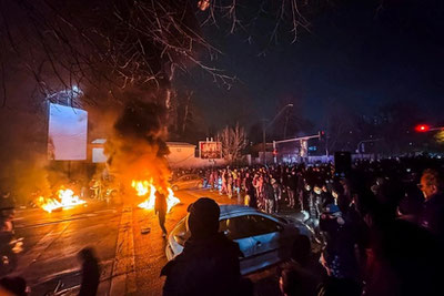 'Eron dagi norozilik namoyishlarida minglab odamlar halok bo'ldi'ning rasmi