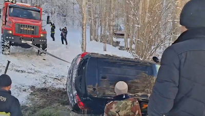 Изрображение 'В Заамине автомобиль Tracker опрокинулся в кювет (видео)'