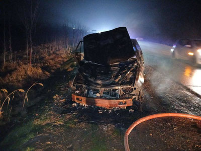 Изрображение 'В Пскенте на трассе полностью сгорела "Нексия"'