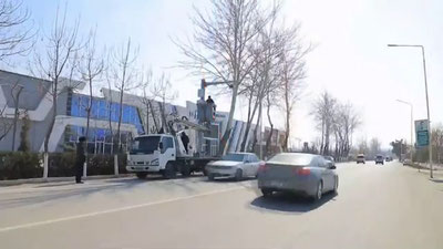 Изрображение 'В Андижане трое подростков сбили палками дорожный радар и выбросили'