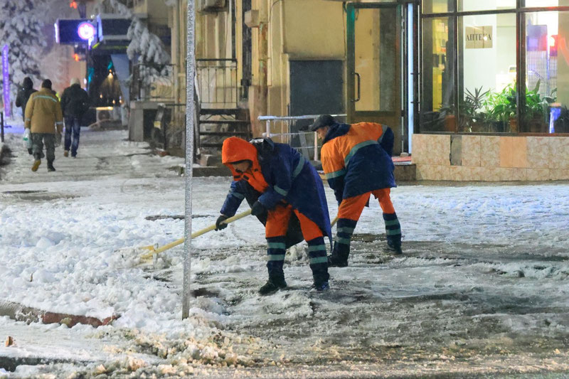 Изрображение 'В Ташкенте на дорогах и в махаллях устраняют последствия снегопада'