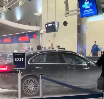 Изрображение 'В США мужчина на автомобиле протаранил ворота аэропорта: 6 человек получили травмы (видео)'