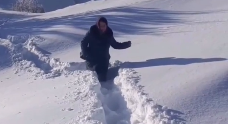 Изрображение 'Учительница из Хатырчи пробиралась в школу через сугробы: видео тронуло пользователей'