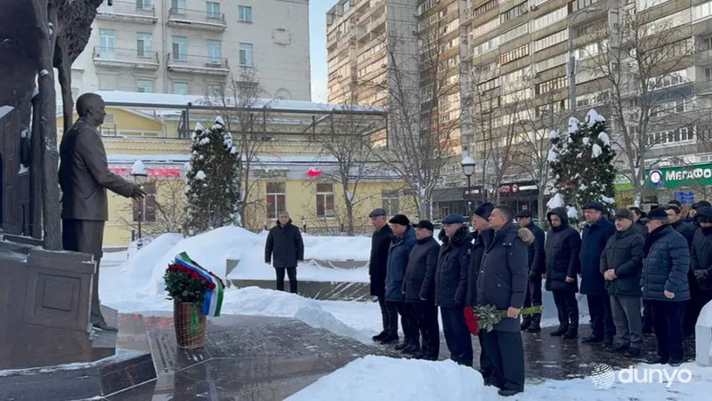 Изрображение 'В Москве возложили цветы к памятнику Исламу Каримову'