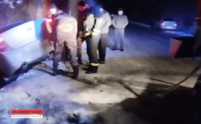 Изрображение 'В Заамине спасатели помогли вытащить из кювета два автомобиля (видео)'