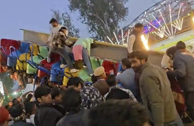 'Ҳиндистонда одамлар учаётган аттракцион қулаб тушди'ning rasmi