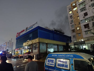 Изрображение 'В Ташкенте на метро "Новза" на крыше ТЦ задымился кабель'