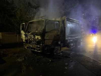 Изрображение 'В Сергели сгорел мусоровоз (видео)'