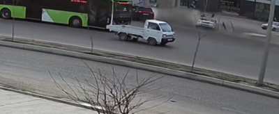 Изрображение 'Lacetti разорвало пополам: момент серьезного ДТП в Сергели попал на видео'