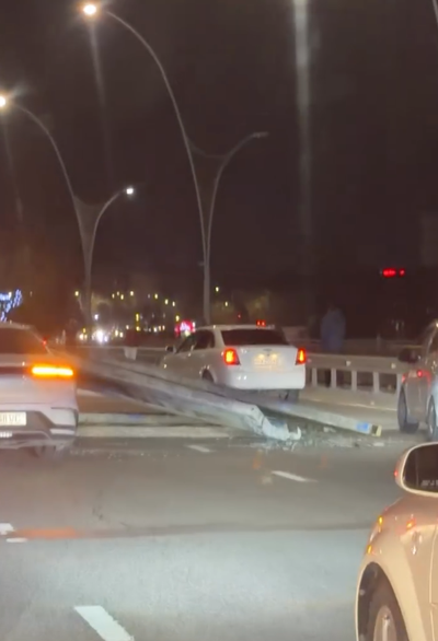 Изрображение 'Строительный груз из кузова обрушился на едущий сзади BYD в Ташкенте'