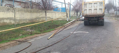 Изрображение 'В Сариасийском районе грузовик снес газовые трубы в махалле'