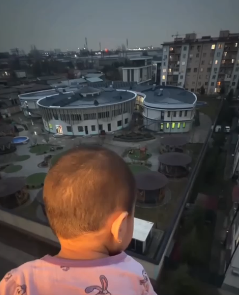 Изрображение 'В Ташкенте женщина подвергла ребёнка опасности, вывесив его из окна на 7-м этаже'