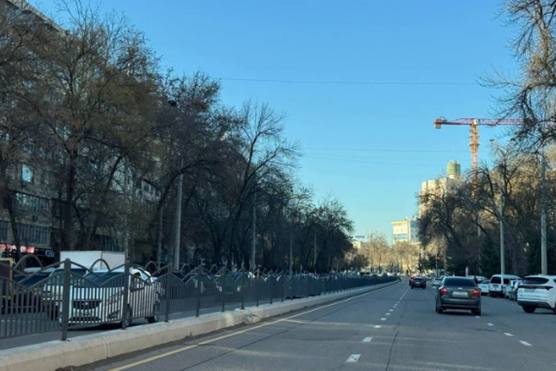 Депутат направил запрос касательно повторной установки заборов на дорогах Ташкента