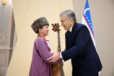 'Президентимиз совға қилган автомобилни дадажонимга совға қиламан — Отамурод Раяимбоев'ning rasmi