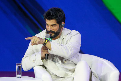 'Бурак Ўзчивит 20 йилдан бери сочини ўзи калталатиб келаётганини айтди'ning rasmi