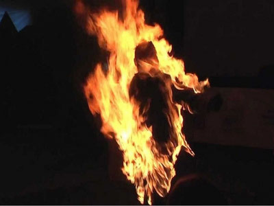 'Қирғизистонда қизи ҳомиладор бўлганини эшитган аёл ўзини ёқиб юборди'ning rasmi