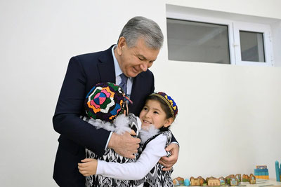 'Prezident Jarkўrgʻondagi “Yangi Oʻzbekiston” massivida qurilish va taʼlim sharoitlari bilan tanishdi'ning rasmi