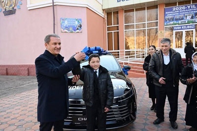 Изрображение 'Отамуроду Райимбоеву вручили президентский подарок — BYD Chazor'