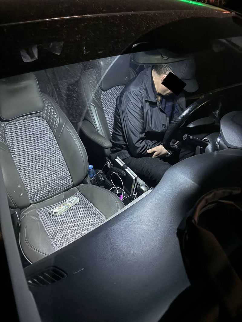 Image of 'The prosecutor's employee was caught red-handed.'