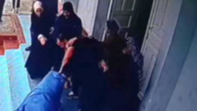 'Marg‘ilondagi maktabda erkak 5-sinf o‘quvchisi va uning onasini do‘pposladi'ning rasmi