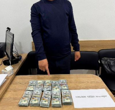 Изрображение 'Сотрудник Министерства высшего образования задержан при получении $100 тысяч'