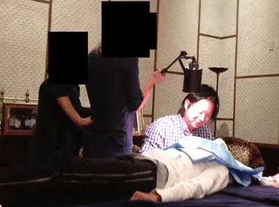 'Эпштейн йош аёлларни назорат қилиш учун шифокорлардан фойдаланган — NYT'ning rasmi