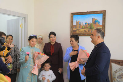 Изрображение 'В Самарканде лауреату премии «Зульфия» вручили квартиру'