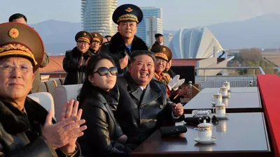 'Kim Chen In qizi bilan strategik raketa sinovini kuzatdi'ning rasmi