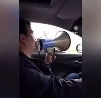 'Namanganda megafondan foydalangan haydovchi 1,5 yilga "pravasi"dan mahrum etildi.'ning rasmi