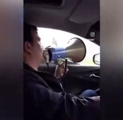 Изрображение 'В Намангане водитель, использовавший мегафон для "расчистки дороги", лишён прав на 1,5 года'