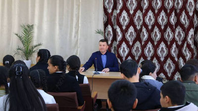 Image of 'The district governor forcibly gathered the teachers and made them stand for an hour.'