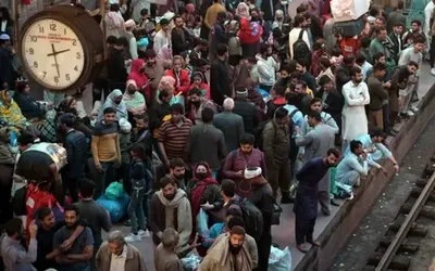 Image of 'Pakistan and Afghanistan temporarily halted military operations on the eve of the Eid al-Fitr holiday.'