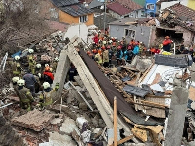 'Истанбулда бинолар қулаб тушиши ортидан 1 киши ҳалок бўлди'ning rasmi