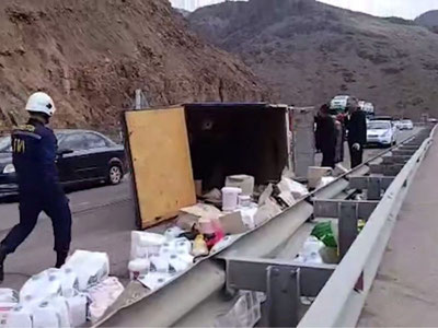 Изрображение 'На перевале Камчик опрокинулся грузовик'