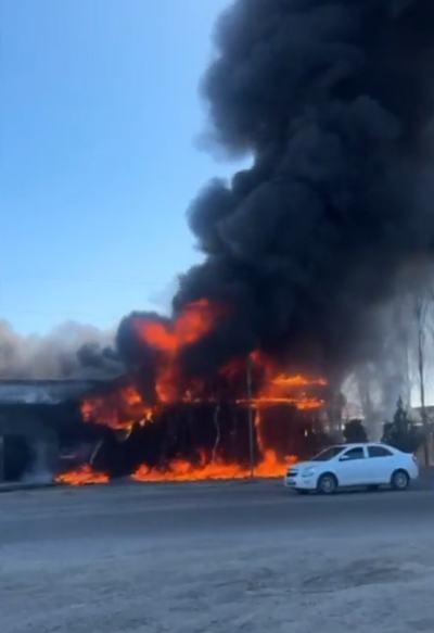 Изрображение 'В Шахрихане горел объект общепита (видео)'