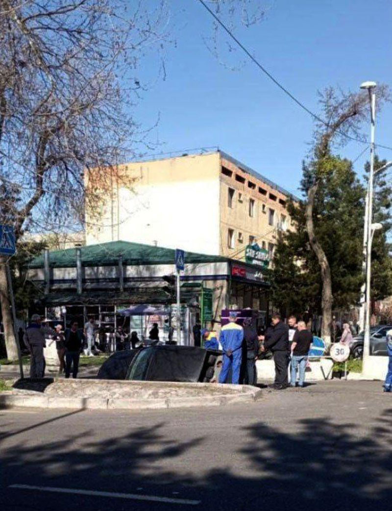 Изрображение 'В Мирзо-Улугбекском районе автомобиль провалился в яму'