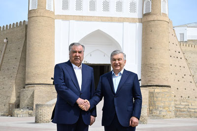 'Ўзбекистон ва Тожикистон етакчилари Бухоронинг диққатга сазовор жойларда сайр қилди'ning rasmi