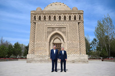 Изрображение 'В Бухаре главы Узбекистана и Таджикистана посетили мавзолеи Накшбанда и Саманидов'