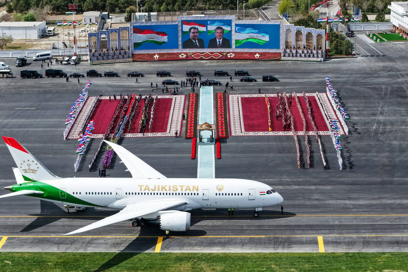 Изрображение 'Шавкат Мирзиёев и Эмомали Рахмон прибыли в Бухару'