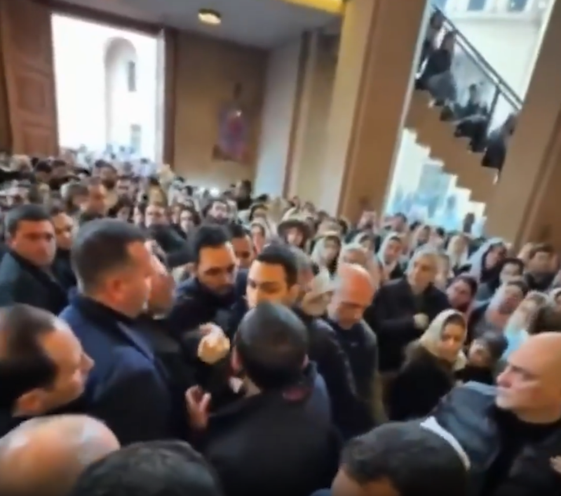 Изрображение 'В Ереване задержали 3-х человек за попытку ударить премьера Пашиняна в церкви (видео)'