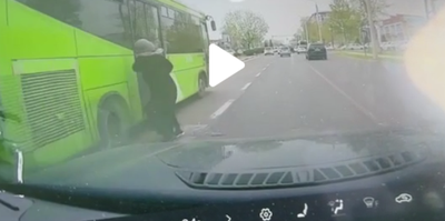 Изрображение 'В Ташкенте женщина с ребенком чудом не погибли под колесами автобуса (видео)'