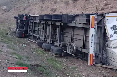 Изрображение 'Спасатели МЧС извлекли опрокинувшийся грузовик из кювета на перевале Камчик (видео)'