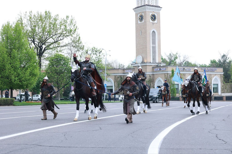Изрображение 'В Ташкенте прошел парад, приуроченный к 690-летию Амира Темура (фото)'