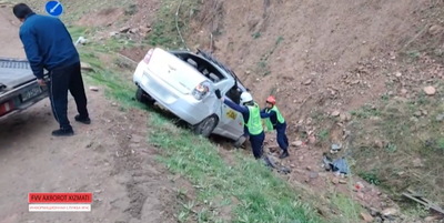 Изрображение 'Спасатели извлекли автомобиль такси из кювета на перевале «Камчик» (видео)'