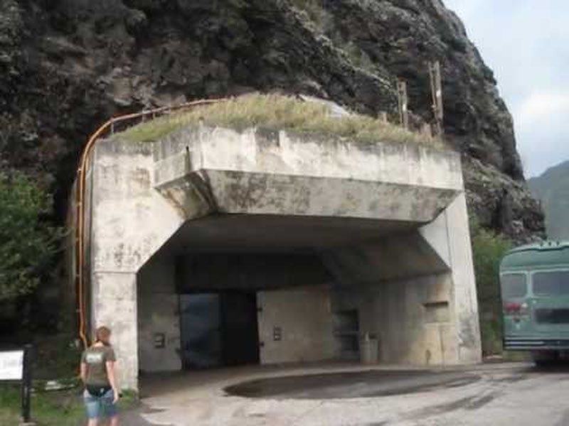 'Eron raketa va bunkerlarni tiklashda davom etmoqda'ning rasmi