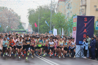 Изрображение 'Более 15 тысяч участников вышли на старт VIII Ташкентского международного марафона'