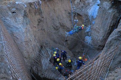 Изрображение 'В Самарканде спасатели оперативно извлекли рабочего из-под обрушившегося грунта'