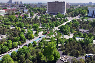 Изрображение 'Президент возложил венок к памятнику Амиру Темуру в центре Ташкента'